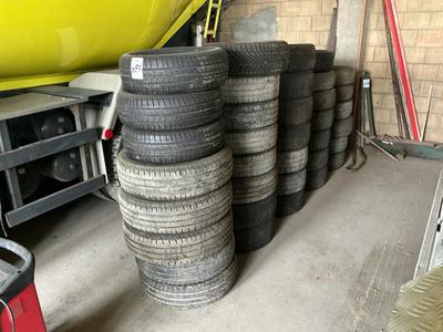 Übersichtsbild von Various car tyres (36x)